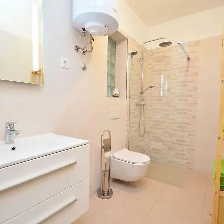 Kika-2 By Interhome * Ližnjan